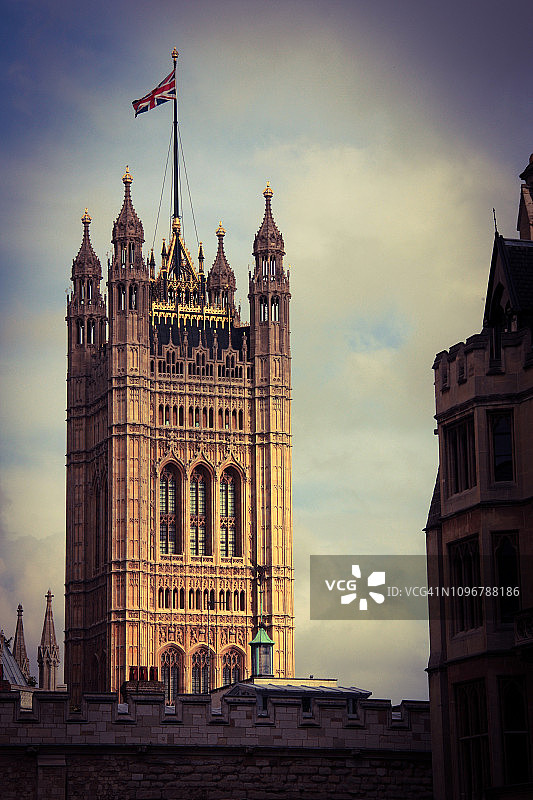 英国国旗在英国伦敦威斯敏斯特宫的维多利亚塔上飘扬图片素材
