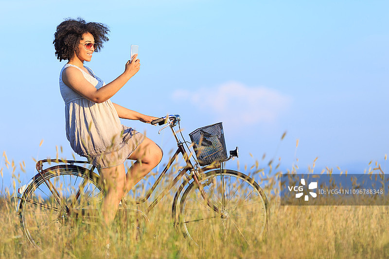骑自行车的女人在自然中自拍图片素材