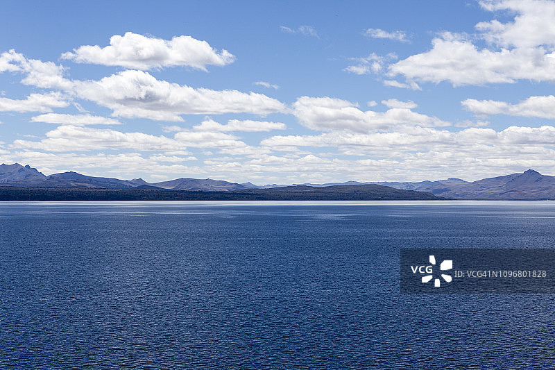 巴里洛切的纳韦尔瓦皮湖，位于巴塔哥尼亚图片素材