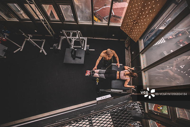 在健身房锻炼的女人图片素材