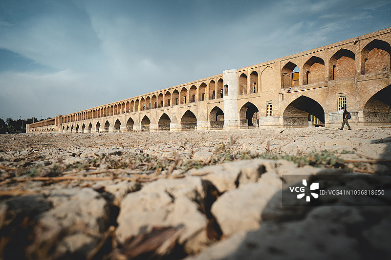 Si-o-Seh桥和干涸的河床图片素材