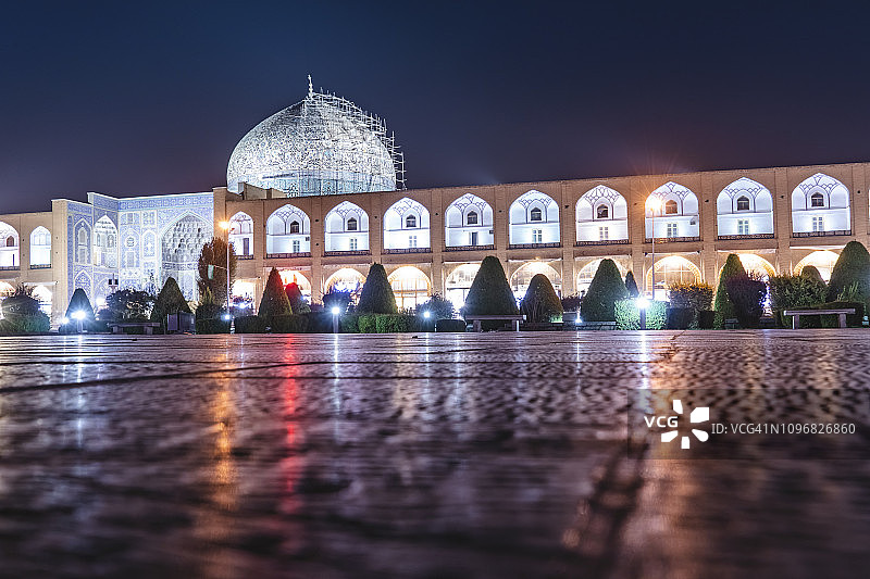 伊朗伊斯法罕谢赫·卢特福拉清真寺夜景图片素材