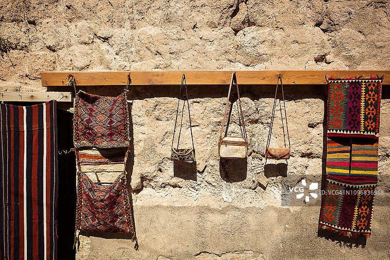 墙上展示的传统土耳其地毯和包图片素材