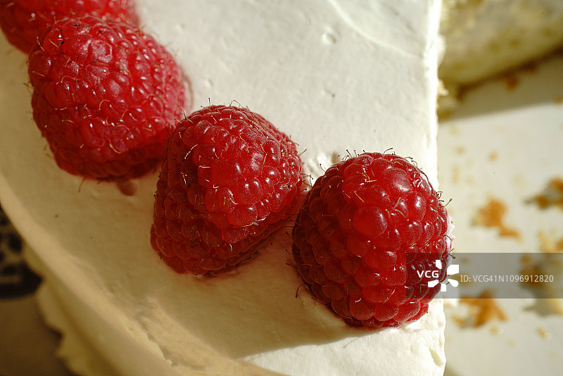 蛋糕上的红色覆盆子图片素材