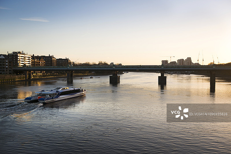 在泰晤士河上行驶的快船客船图片素材