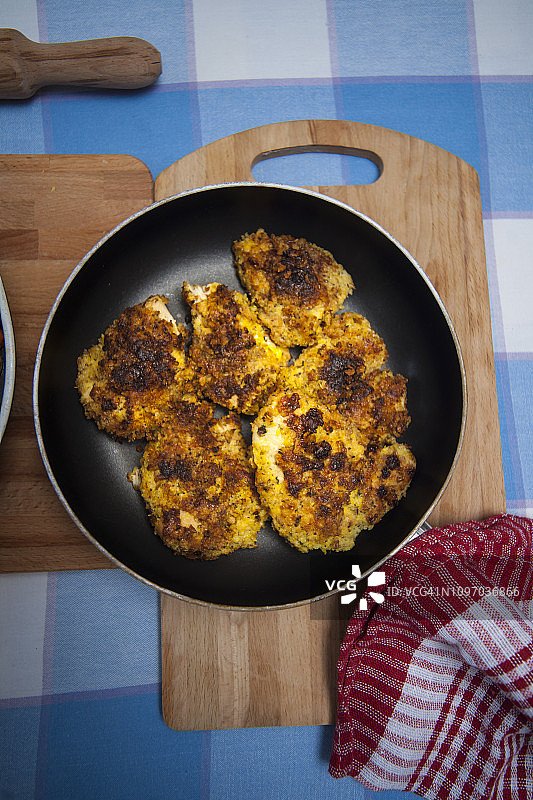 吃土耳其面包屑炸肉排图片素材