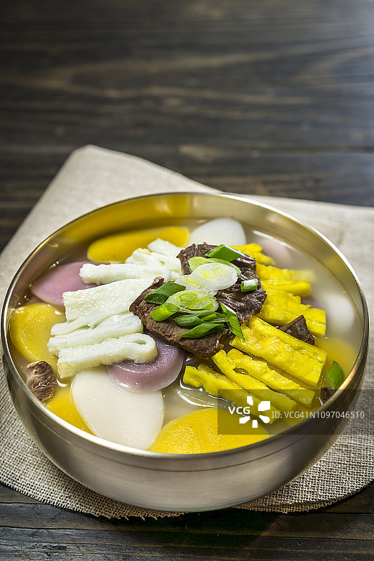 韩国新年美食：年糕汤图片素材