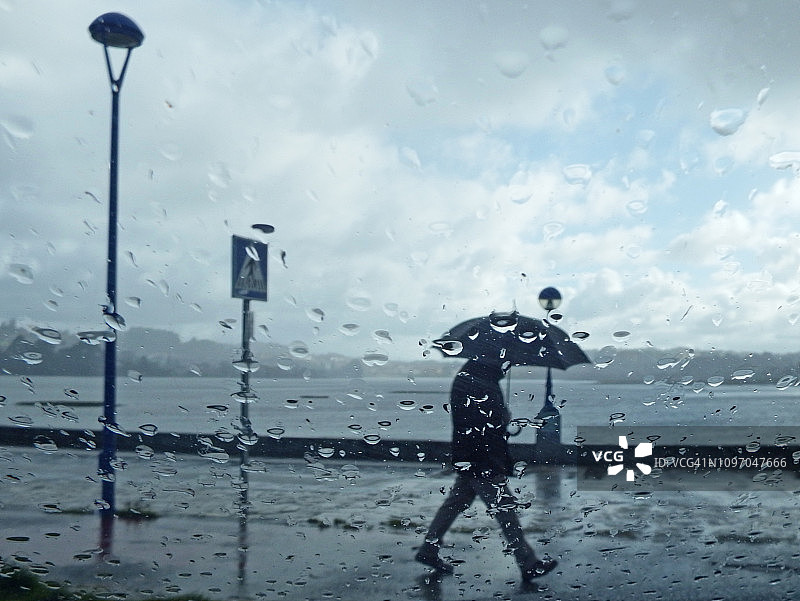 雨中的人图片素材