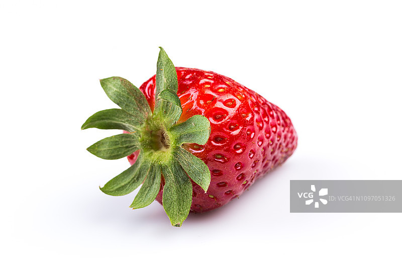 白色背景上的新鲜草莓图片素材