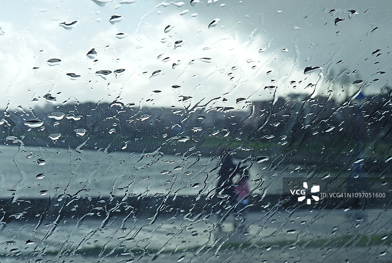 雨中的人图片素材