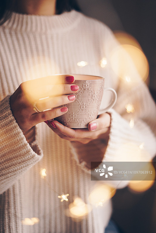 在寒冷的冬天喝咖啡的女人图片素材