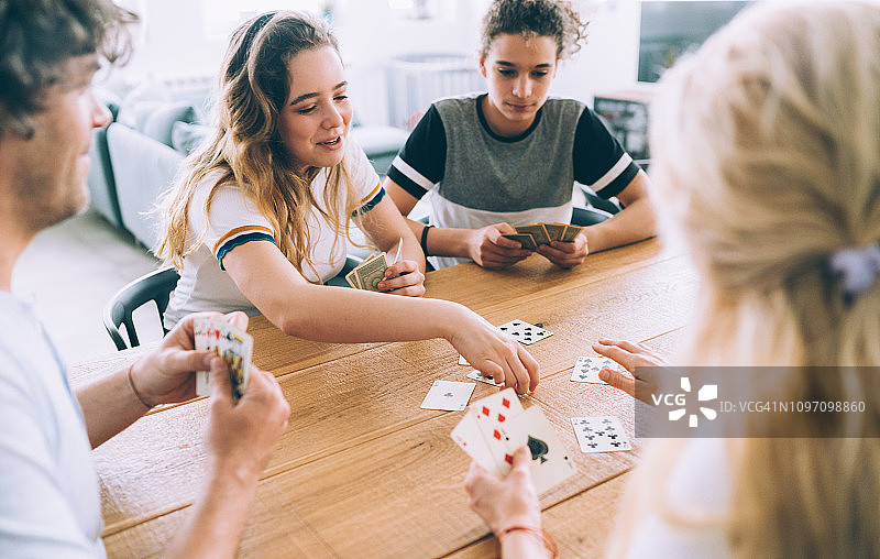一家人玩扑克牌图片素材