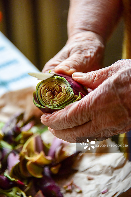 切割和修剪新鲜朝鲜蓟图片素材