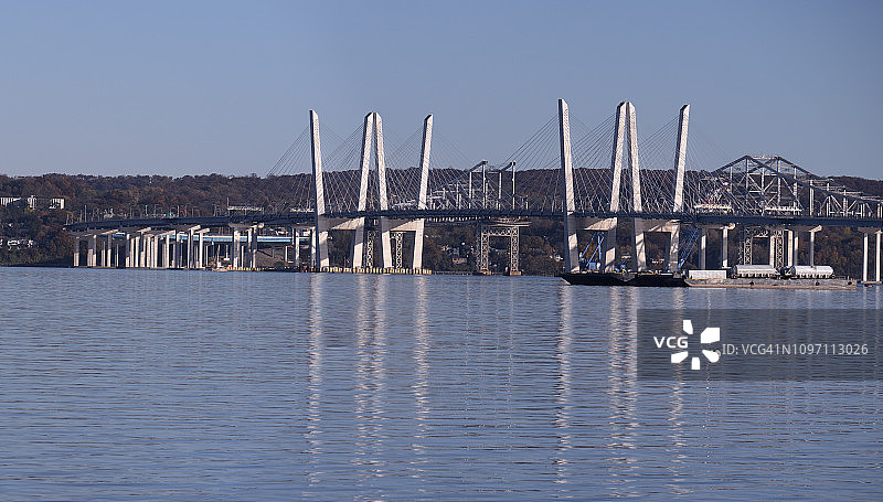 塔潘齐大桥和马里奥·科莫大桥图片素材