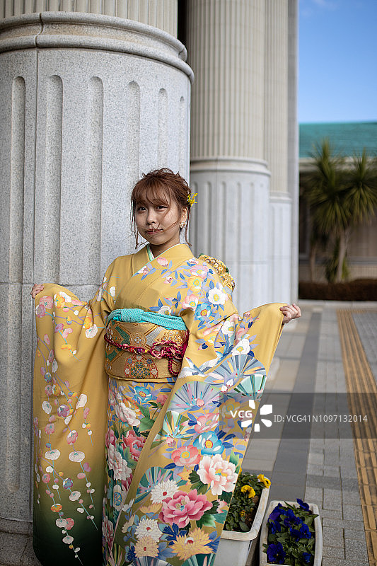 年轻女人穿着振袖和服参加成人礼图片素材