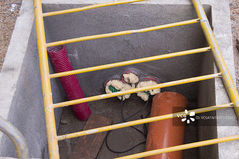 街道人性化设计与钢制安全护栏图片素材