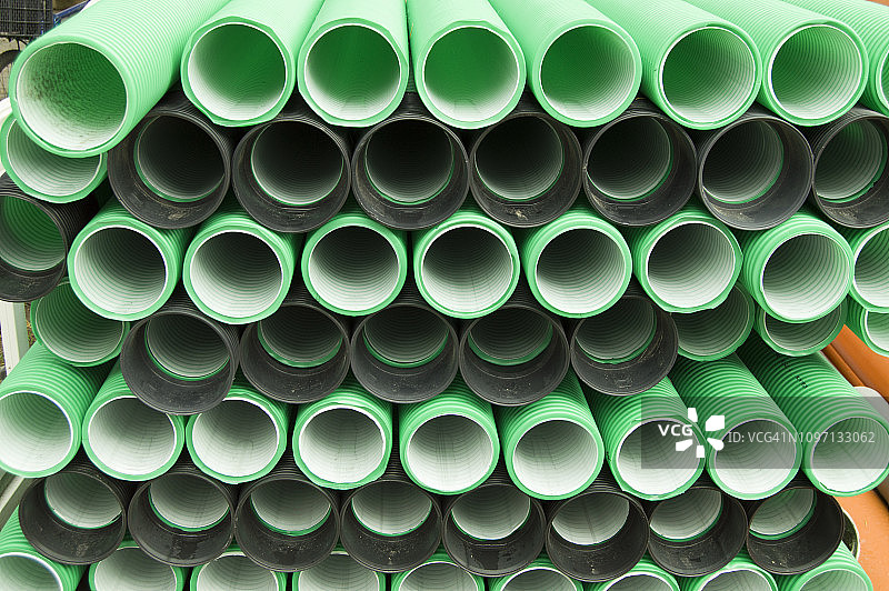 将水泥管道更换为塑料管道图片素材