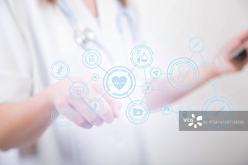 医生展示虚拟仪表盘界面图片素材