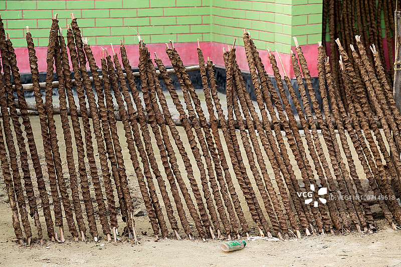 棍子上的牛粪图片素材