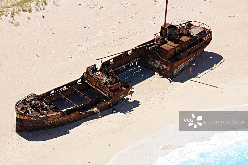 希腊扎金索斯岛海滩上的失事船只残骸，沉船海滩图片素材