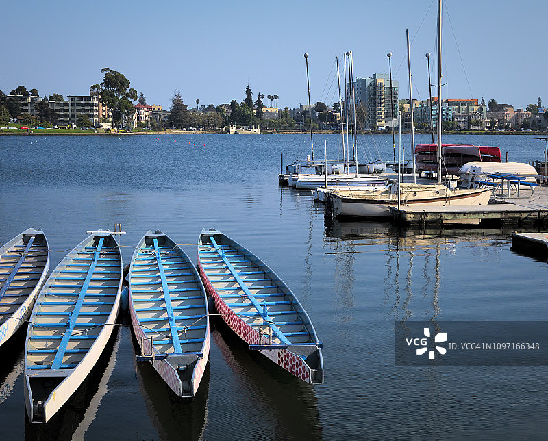 梅里特湖上的划艇图片素材