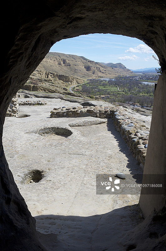 从乌普利斯切洞穴城镇的岩石洞穴内部看出去的景色图片素材