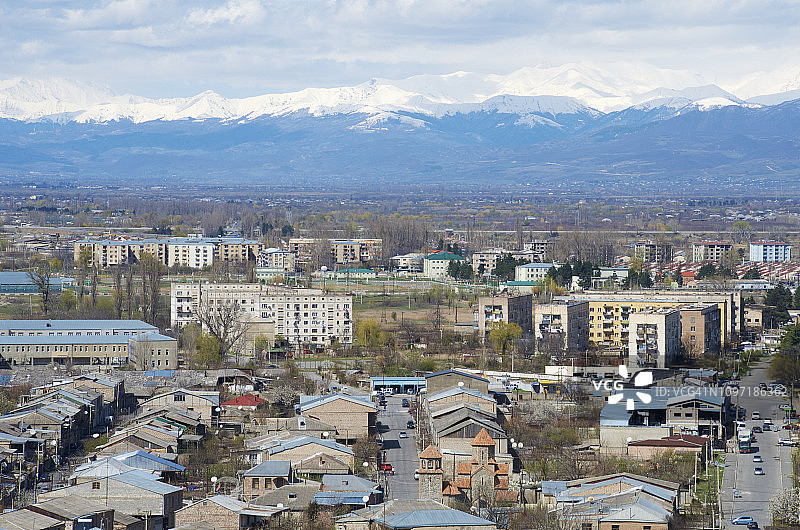 从哥里要塞眺望哥里房屋和高加索山脉雪景图片素材