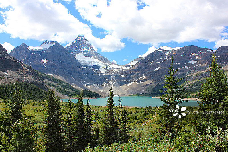 阿西尼博因山图片素材