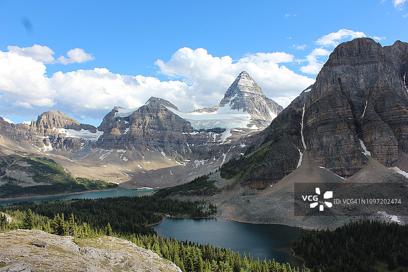 阿西尼博因山图片素材