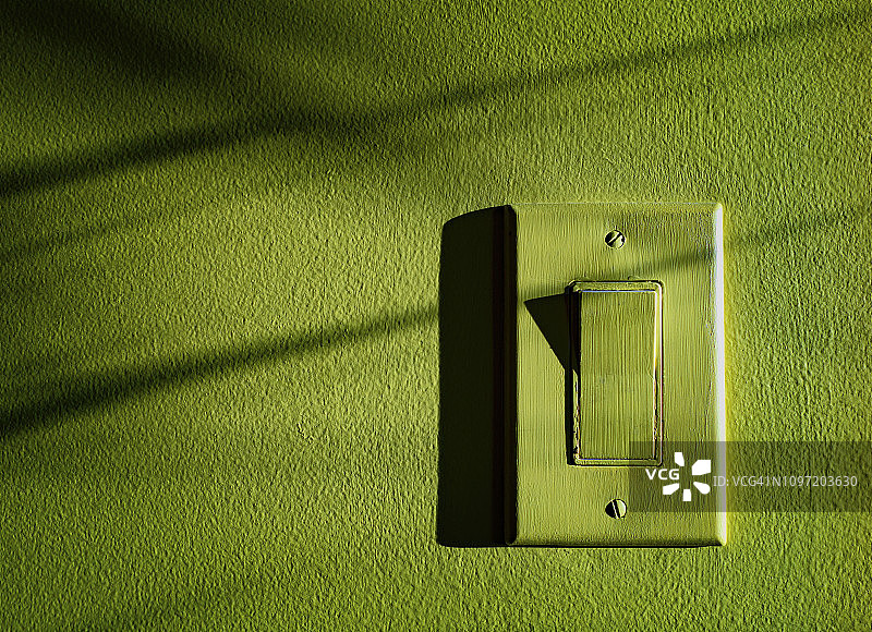 绿色墙壁和灯开关图片素材