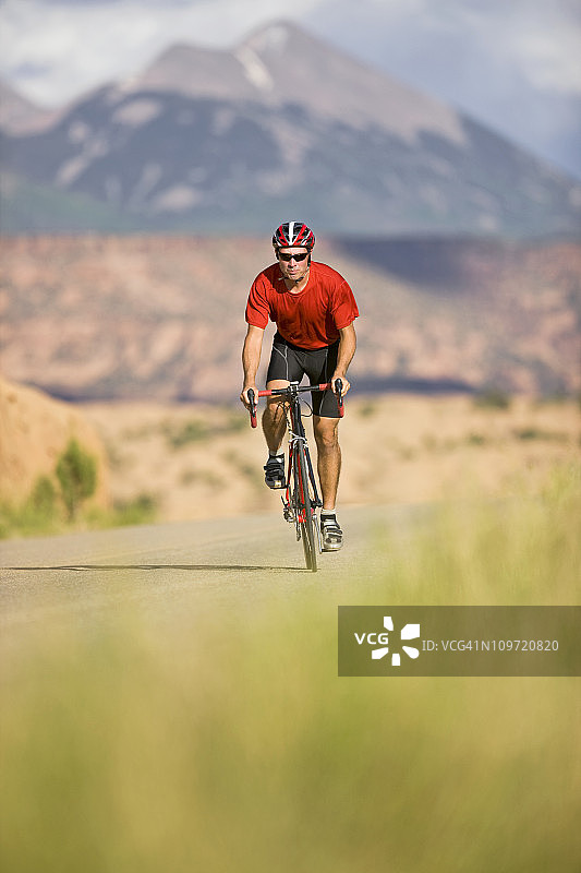 犹他州摩押市光滑岩石山地自行车道图片素材