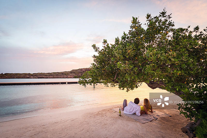 浪漫海滩日落野餐图片素材