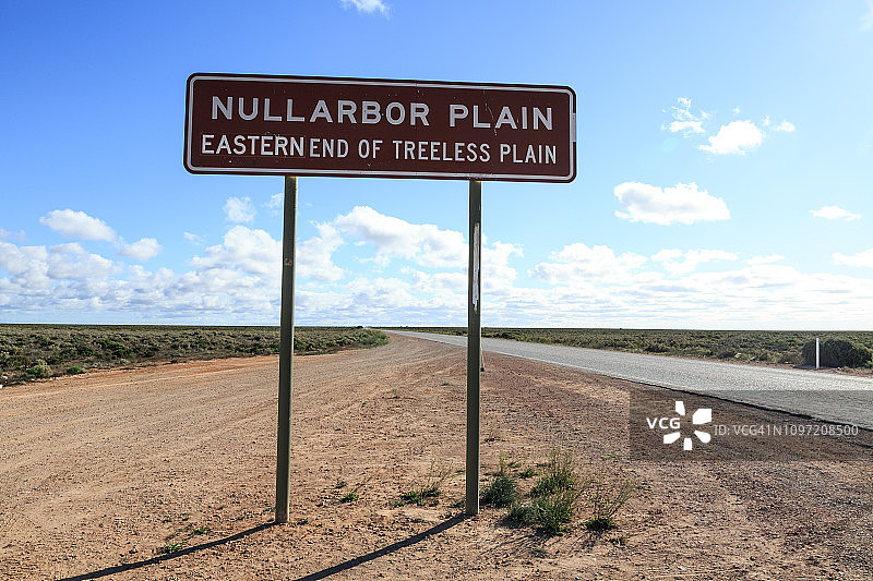 艾尔公路旁的纳拉伯平原标志图片素材