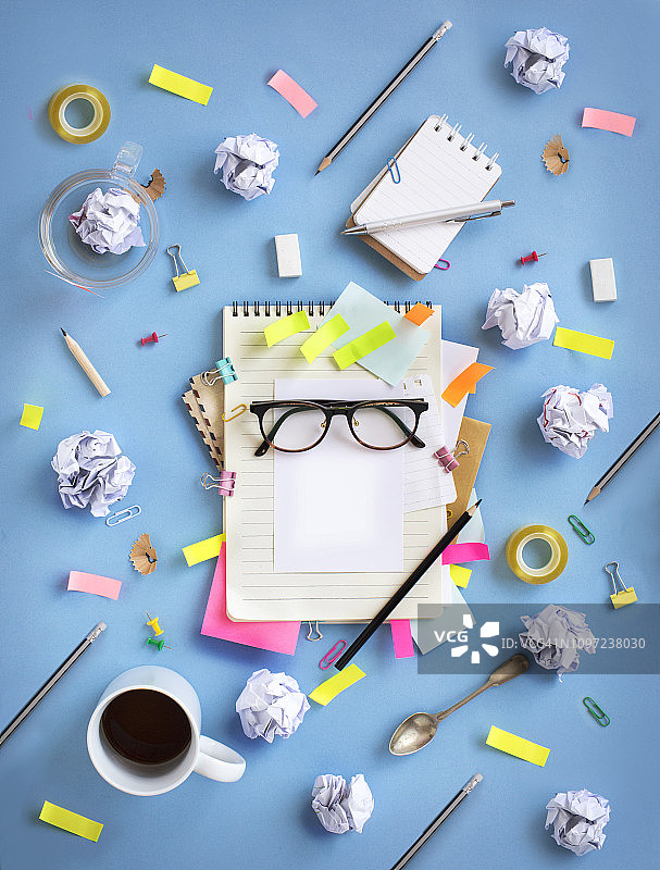 头脑风暴桌面静物概念图片素材