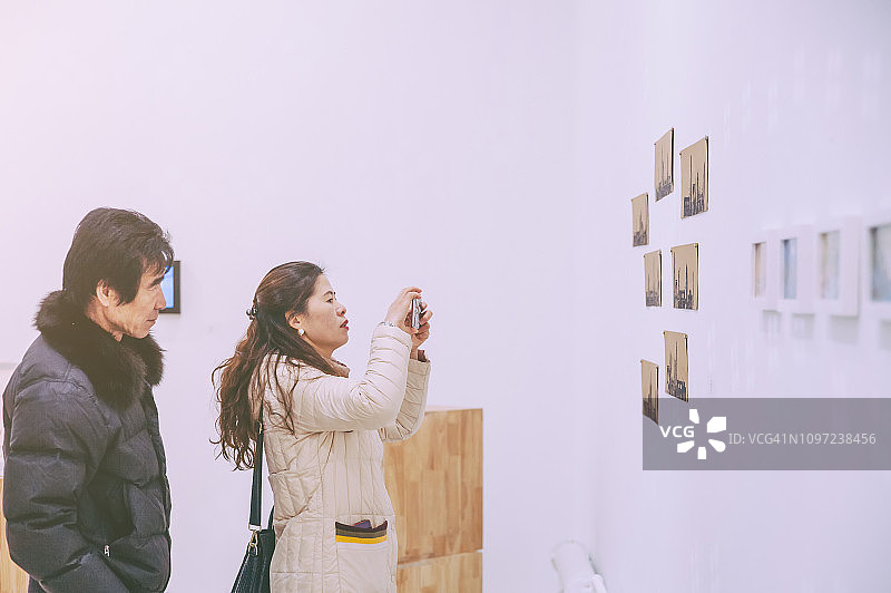 在开幕式上的人们图片素材