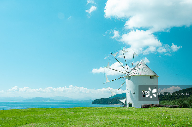 蓝天下风车图片素材