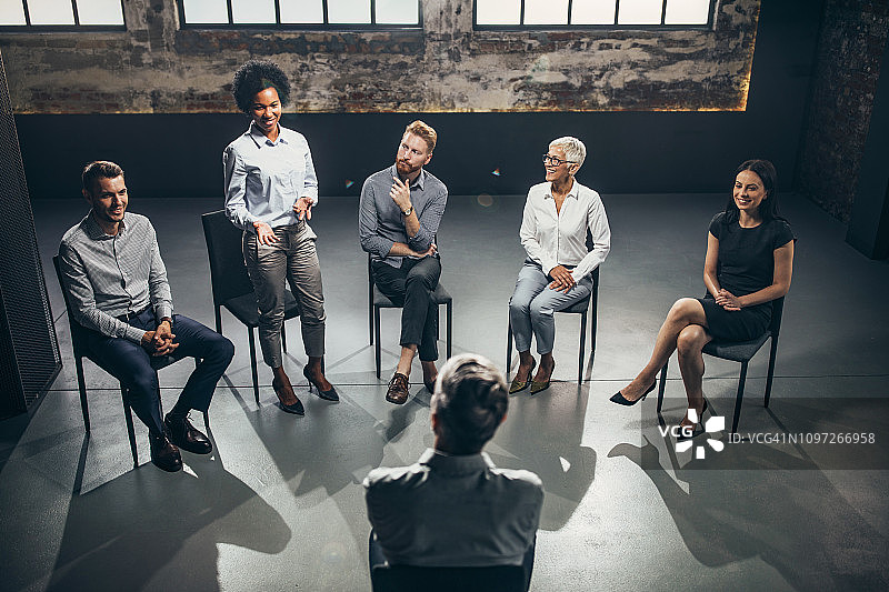 快乐的黑人女商人进行团体治疗的俯视图图片素材