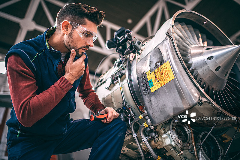 飞机工程师正在检修喷气发动机图片素材