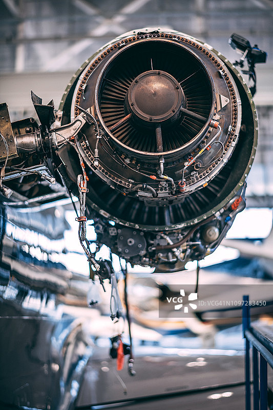 小型飞机喷气发动机维修维护中图片素材
