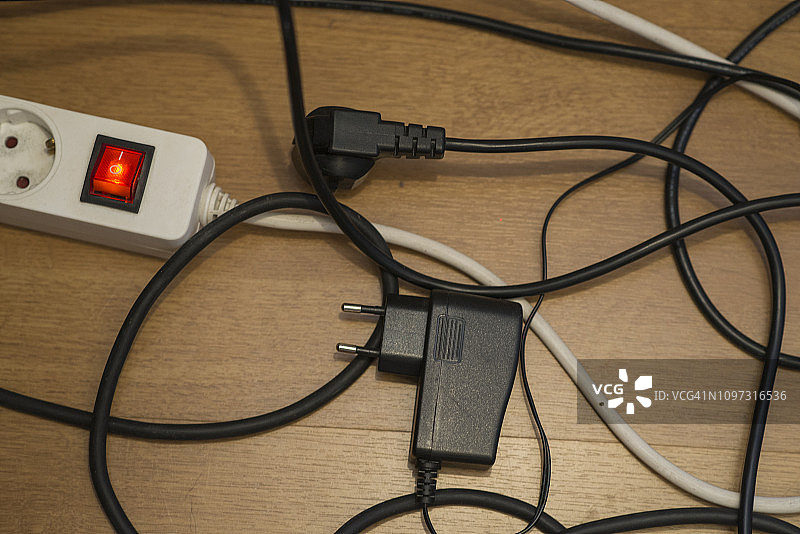 从电源板上拔下的插头高角度照片图片素材