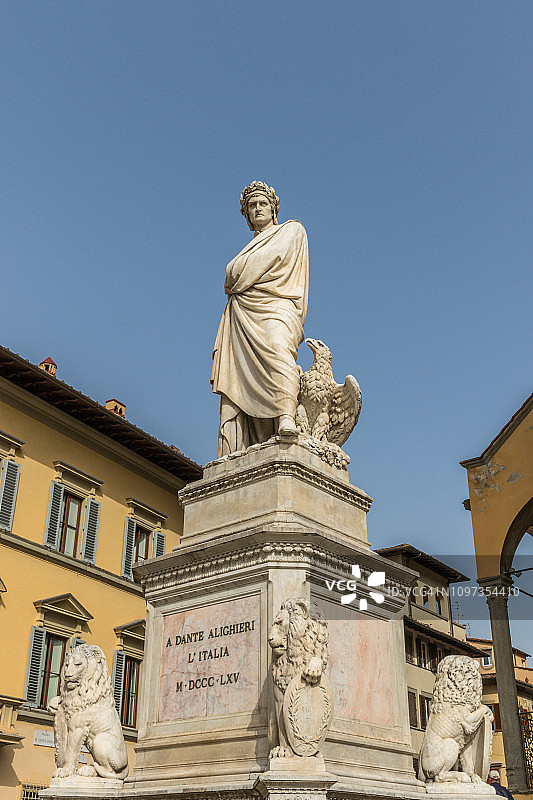意大利佛罗伦萨圣十字大教堂前的但丁·阿利吉耶里纪念碑图片素材