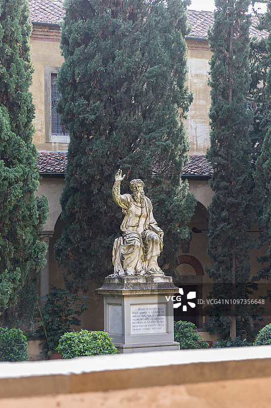 意大利佛罗伦萨圣十字大教堂的迪奥·帕德雷雕像图片素材