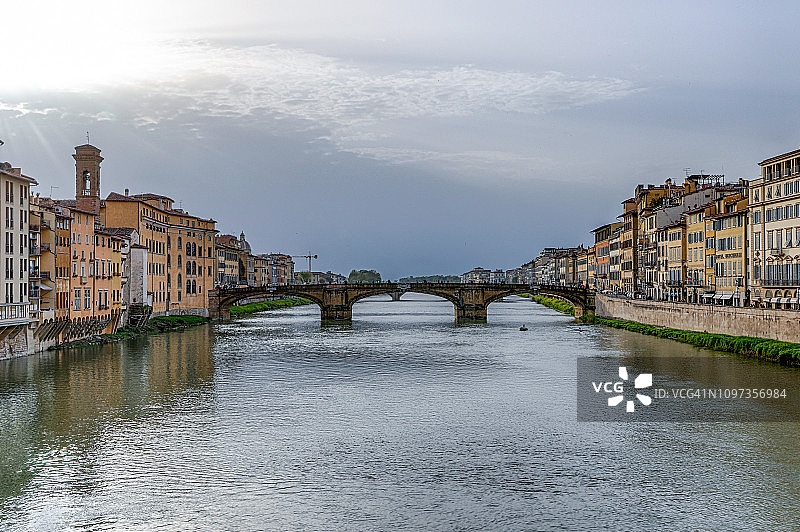 意大利佛罗伦萨圣三一桥与阿诺河图片素材