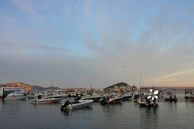 希腊莱夫卡达岛船只上的云层形态图片素材