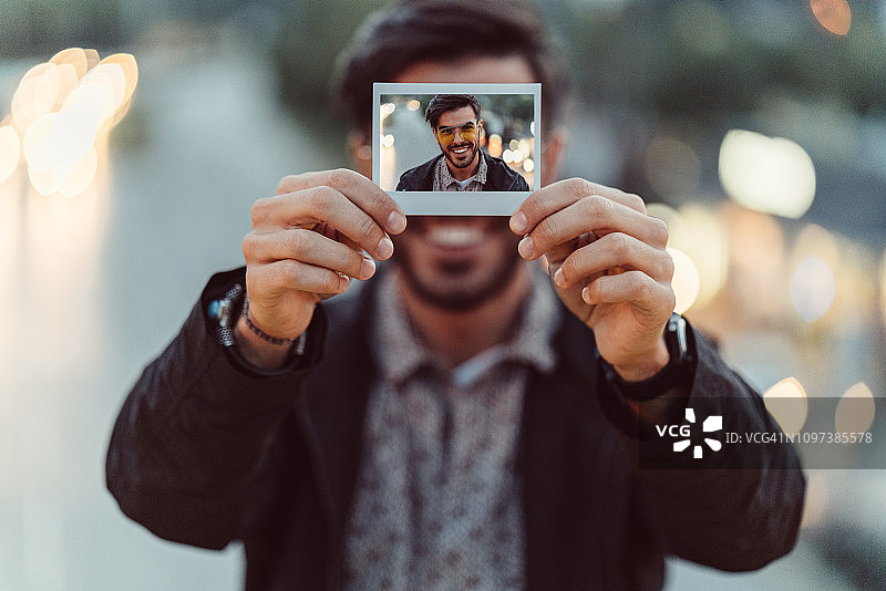 展示即时自画像的年轻男人图片素材