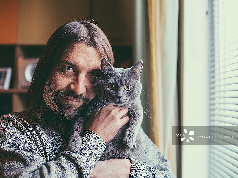 与猫合影的男子肖像图片素材