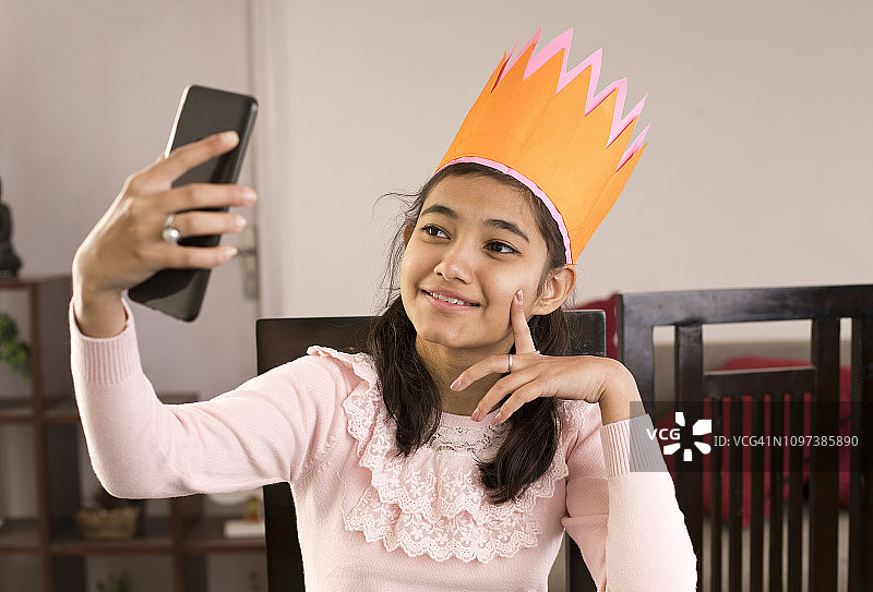 公主用手机自拍图片素材