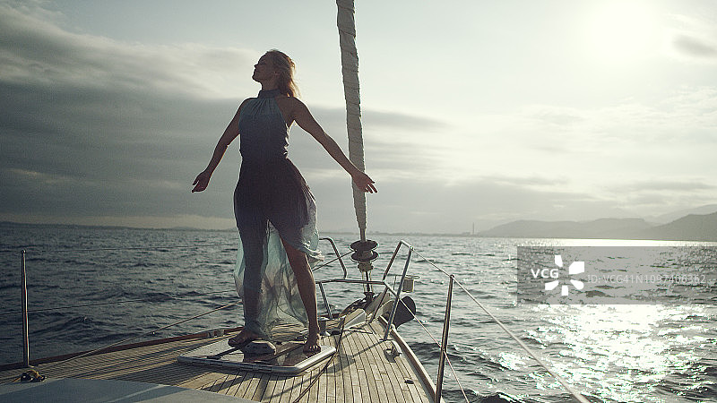 穿长裙享受海风的浪漫女孩图片素材