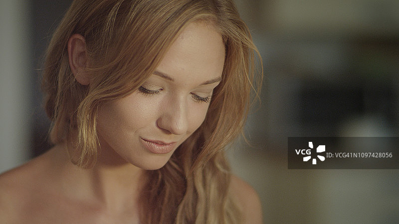 一个年轻漂亮的女人的肖像图片素材