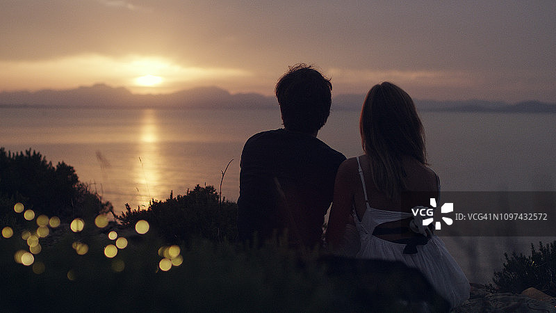 悬崖上的浪漫约会，等待日落图片素材